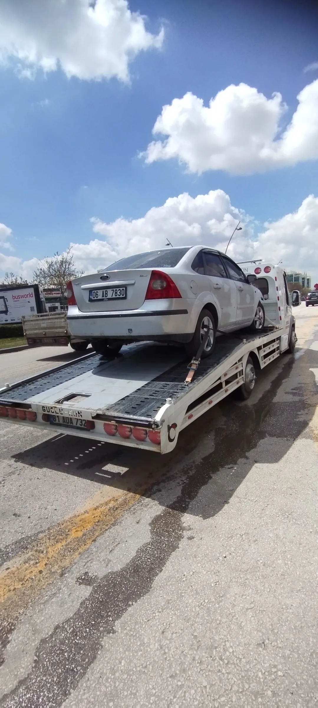 Ford Focus kayar kasa çekici ile taşınıyor