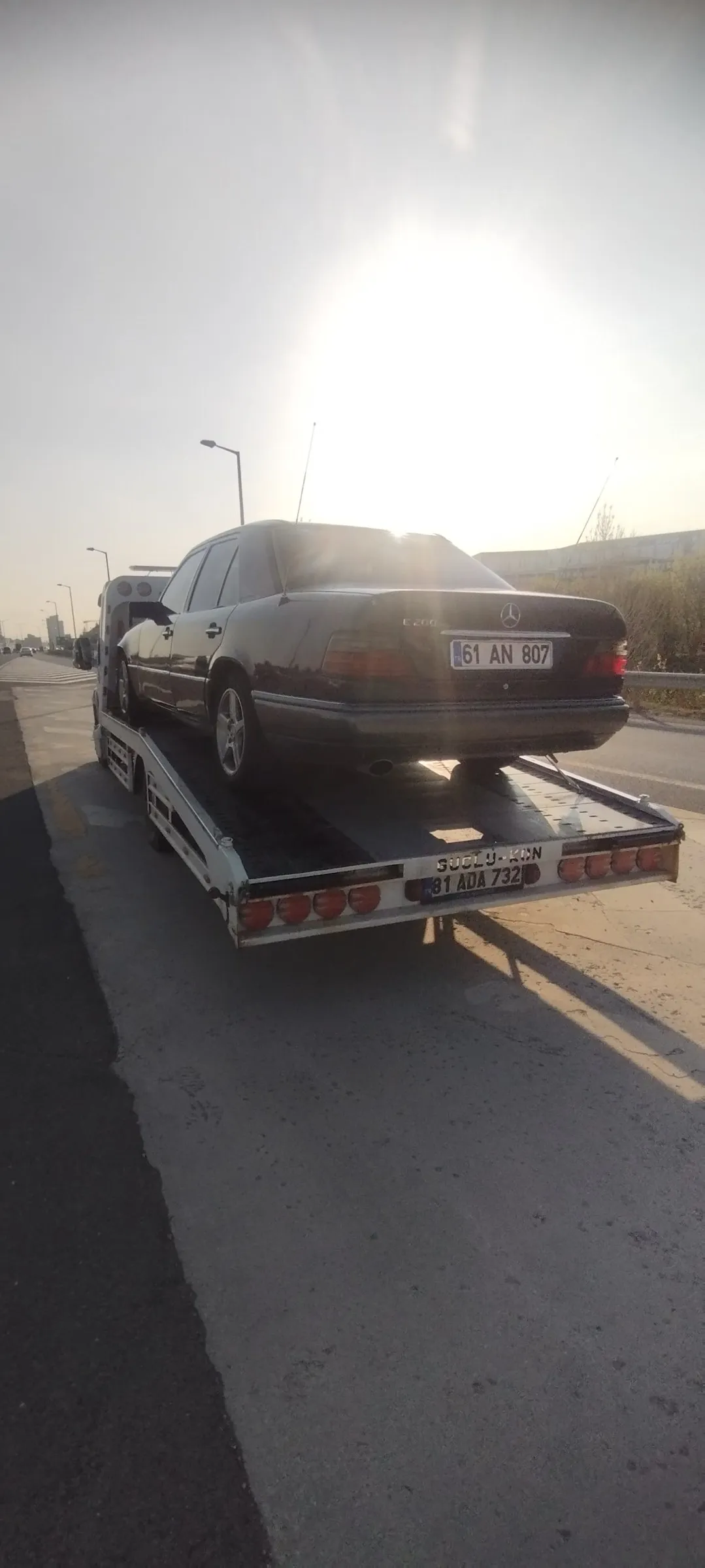 Siyah sedan güvenli araç taşıma