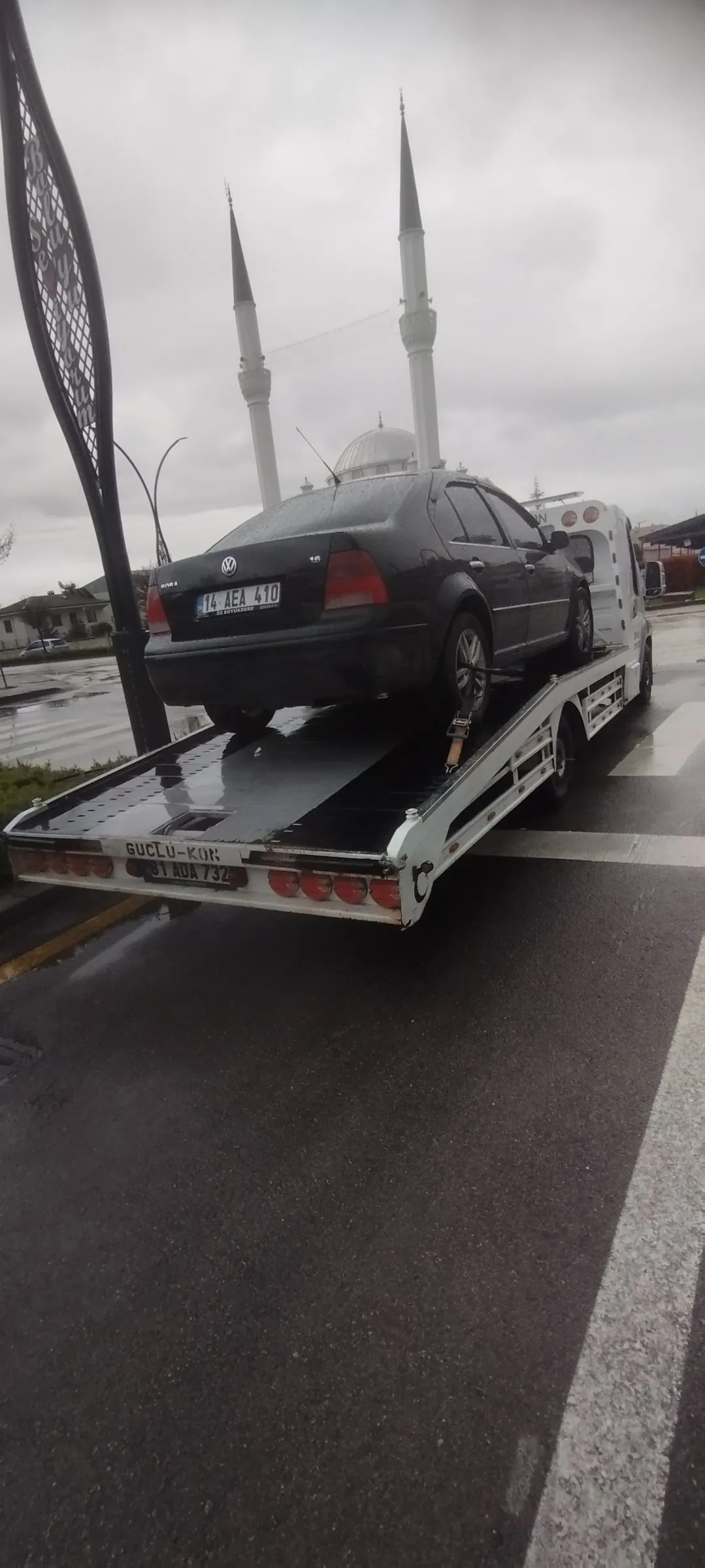 Sedan araç güvenle taşınıyor — Ankara çekici hizmeti