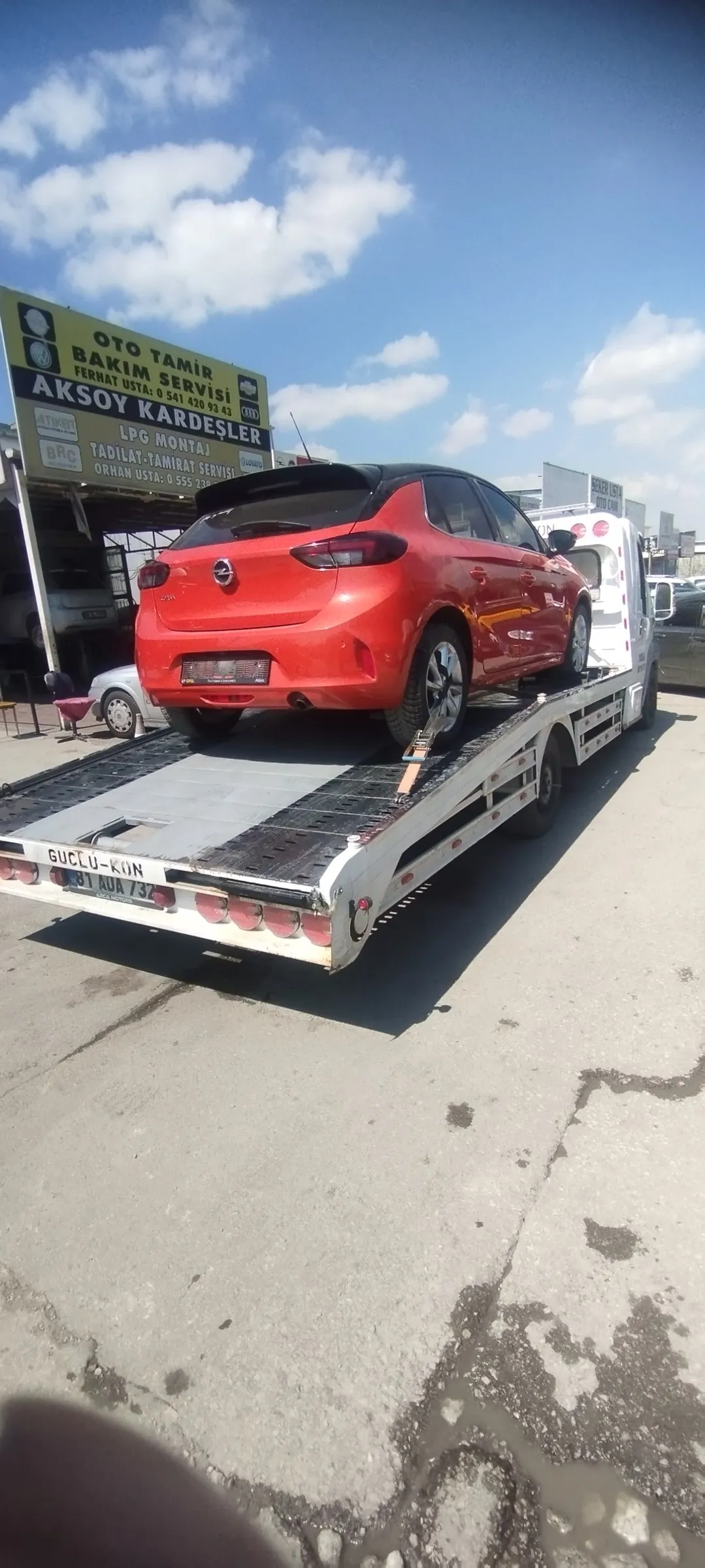 Kırmızı Opel Corsa çekici kasasında — Ankara oto kurtarma