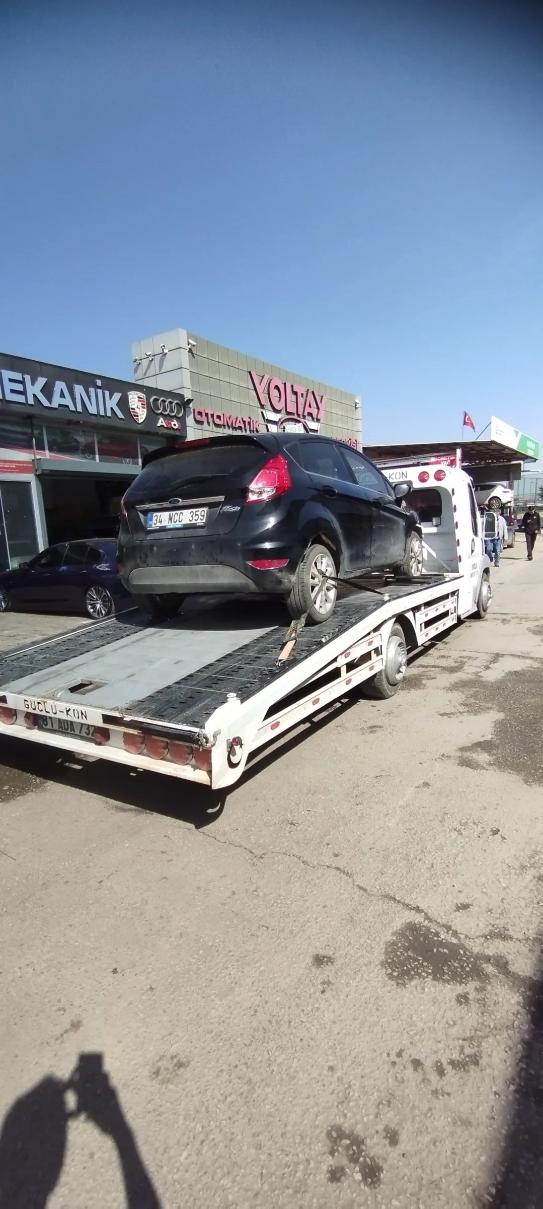 Gümüş binek araç çekici kasasında